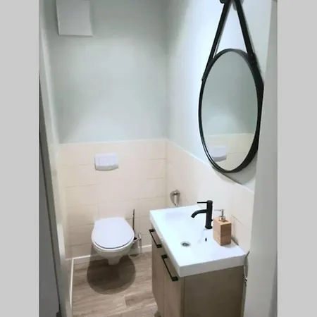 Apartment Modern 4 Beds In Convenient Location, Free Parking