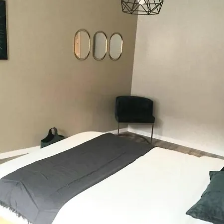 Modern 4 Beds In Convenient Location, Free Parking *