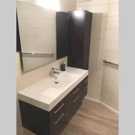 Modern 4 Beds In Convenient Location, Free Parking Apartment *