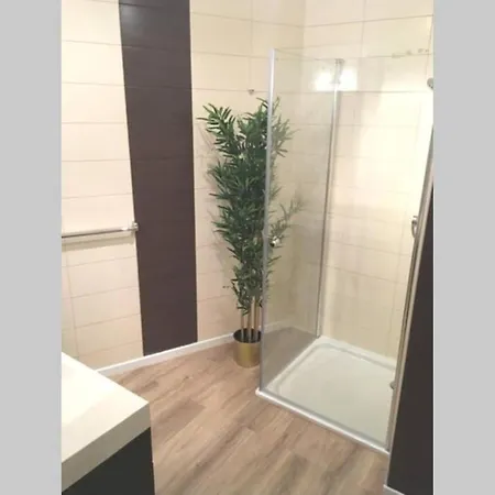Apartment Modern 4 Beds In Convenient Location, Free Parking