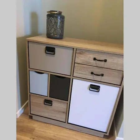 Modern 4 Beds In Convenient Location, Free Parking